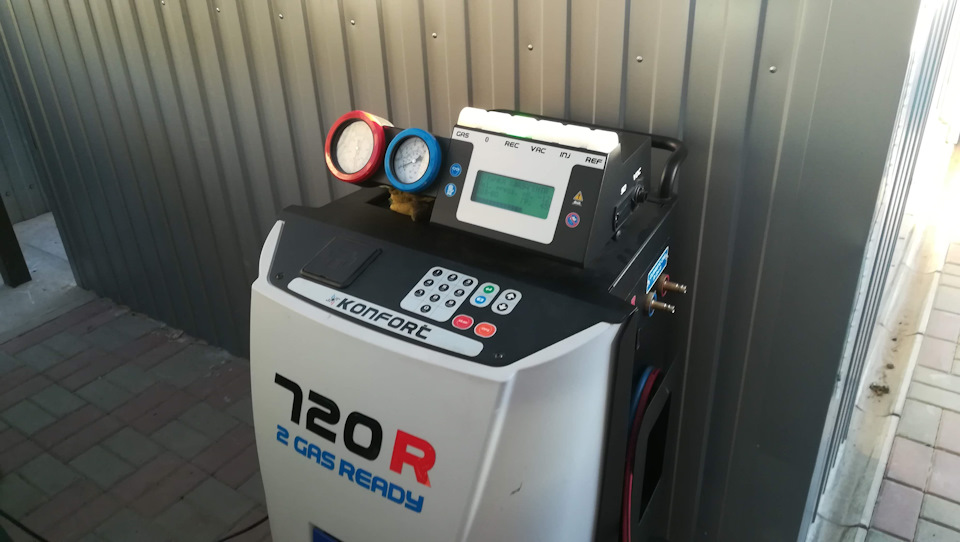 Дозаправка кондиционера — Hyundai i30 (1G), 1,6 л, 2010 года | своими ...