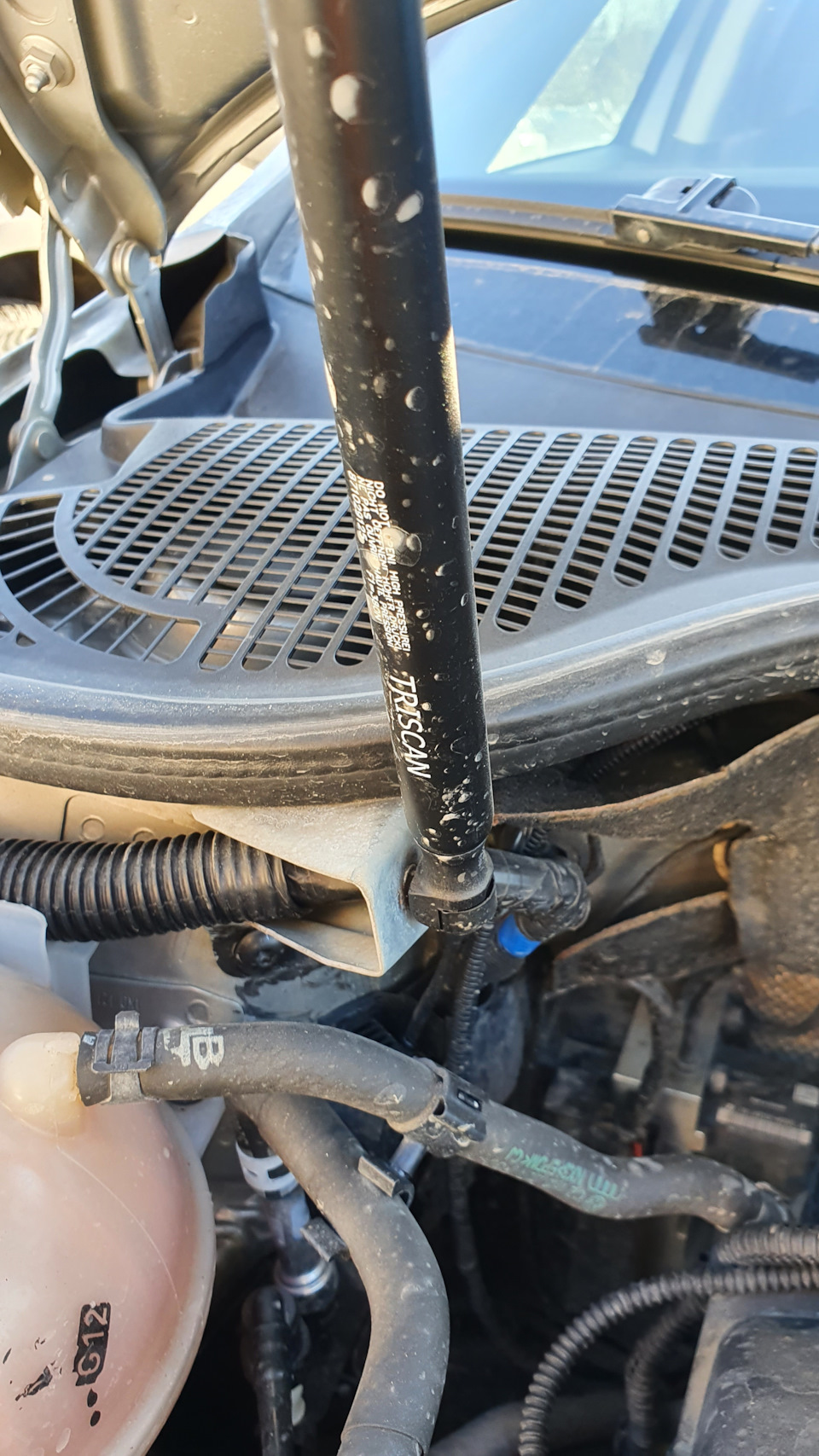 Установка газового упора капота — Skoda Octavia Scout A5 Mk2, 1,8 л ...