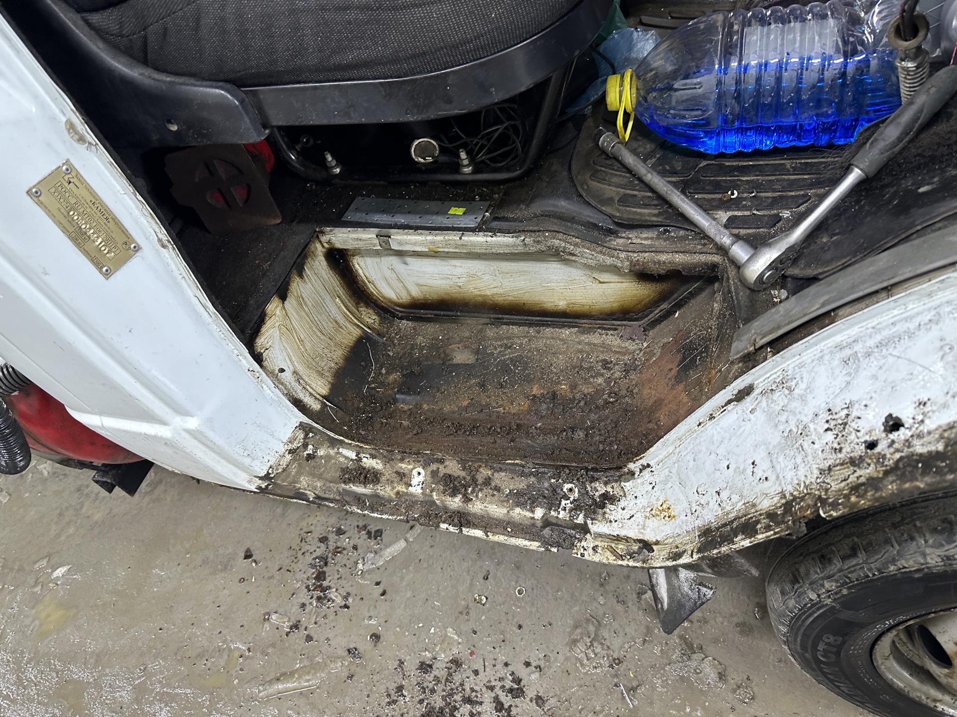 Ржавчина pajero 4. Коррозия металла на кузове автомобиля. Ржавчина на кузове автомобиля. Машина начинает ржаветь. Ржавчина на кузове бмв.