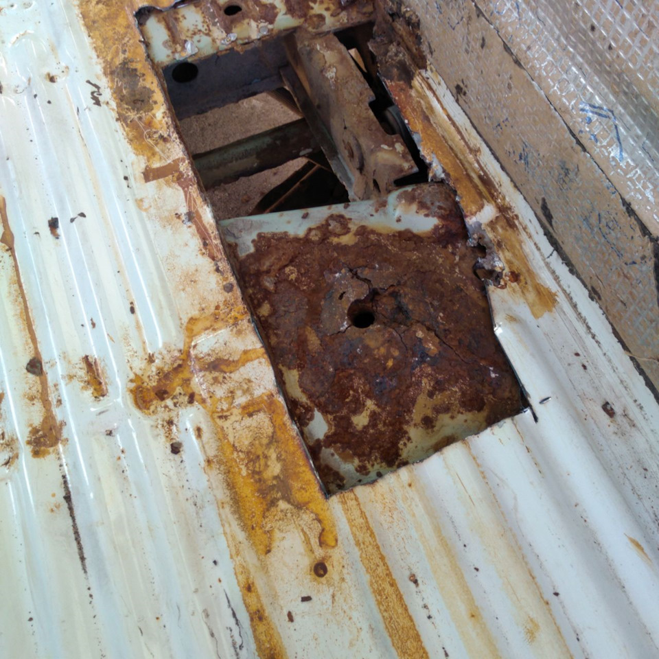 Вскрытие полов, часть 2 — Volkswagen Transporter T4, 1,9 л, 2001 года ...