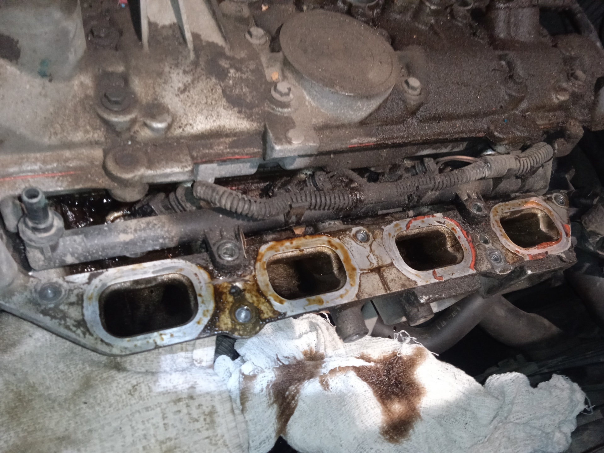 Почему пропадает масло. Шлам в двигателе. Уровень масла в поддоне. Масло в поддоне двигателя. Почему пропадает масло.