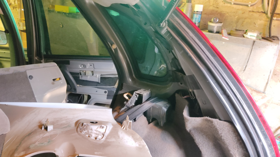 Замена трубки омывателя задней двери — Lada Калина хэтчбек, 1,4 л, 2010 ...