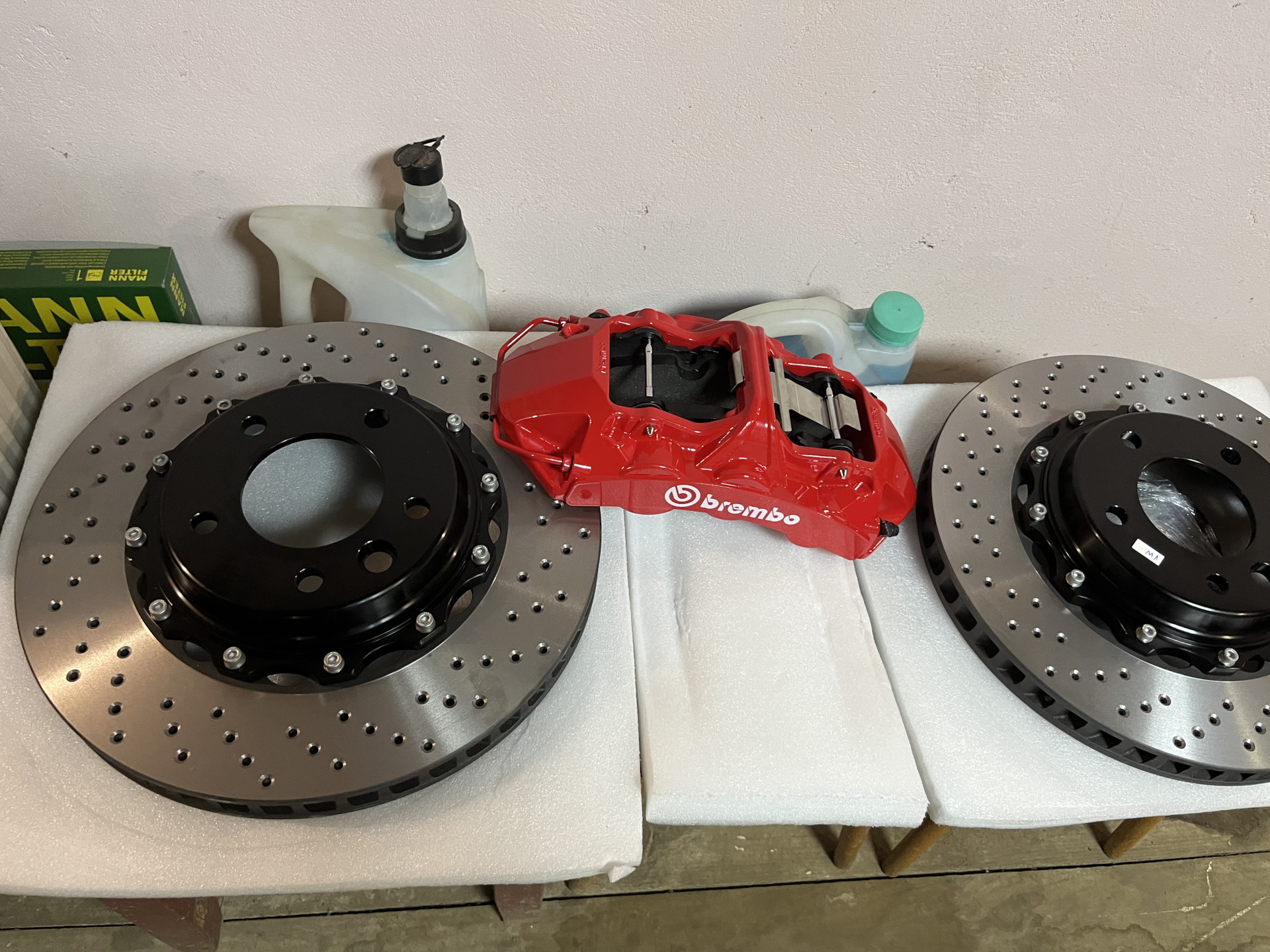 Скрип тормозных колодок. Успокоитель задних колодок транспортер т5. Суппорт тормозных колодок f3000. Ступица сеспель дисковый тормоз. Тормаз.