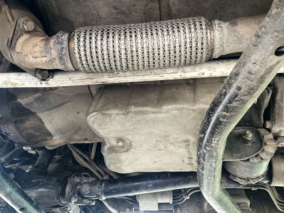 пп труба проходит рядом с глушителем, и после первой двухдневной покатухи ее немного поджарило) — Mitsubishi Pajero iO