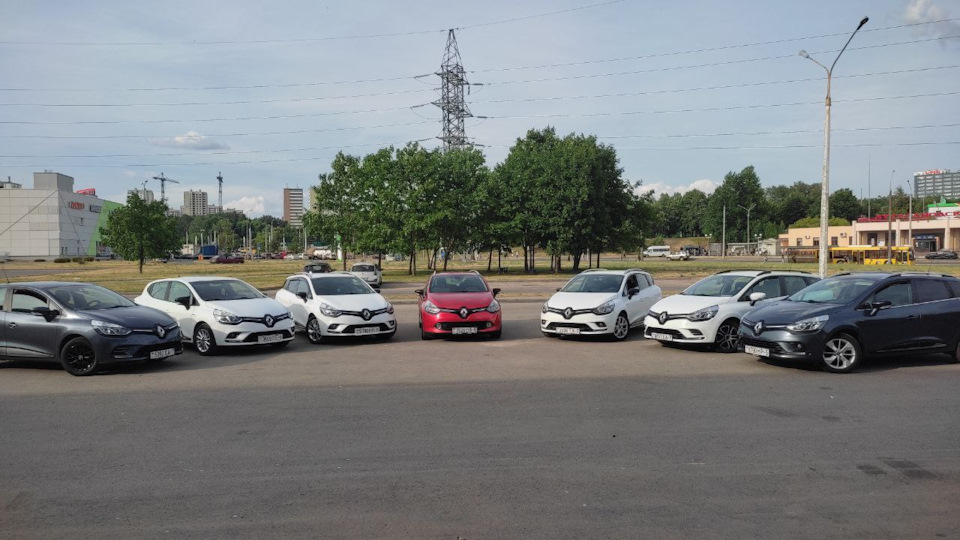 Старушка среди молодежи — Renault Clio IV