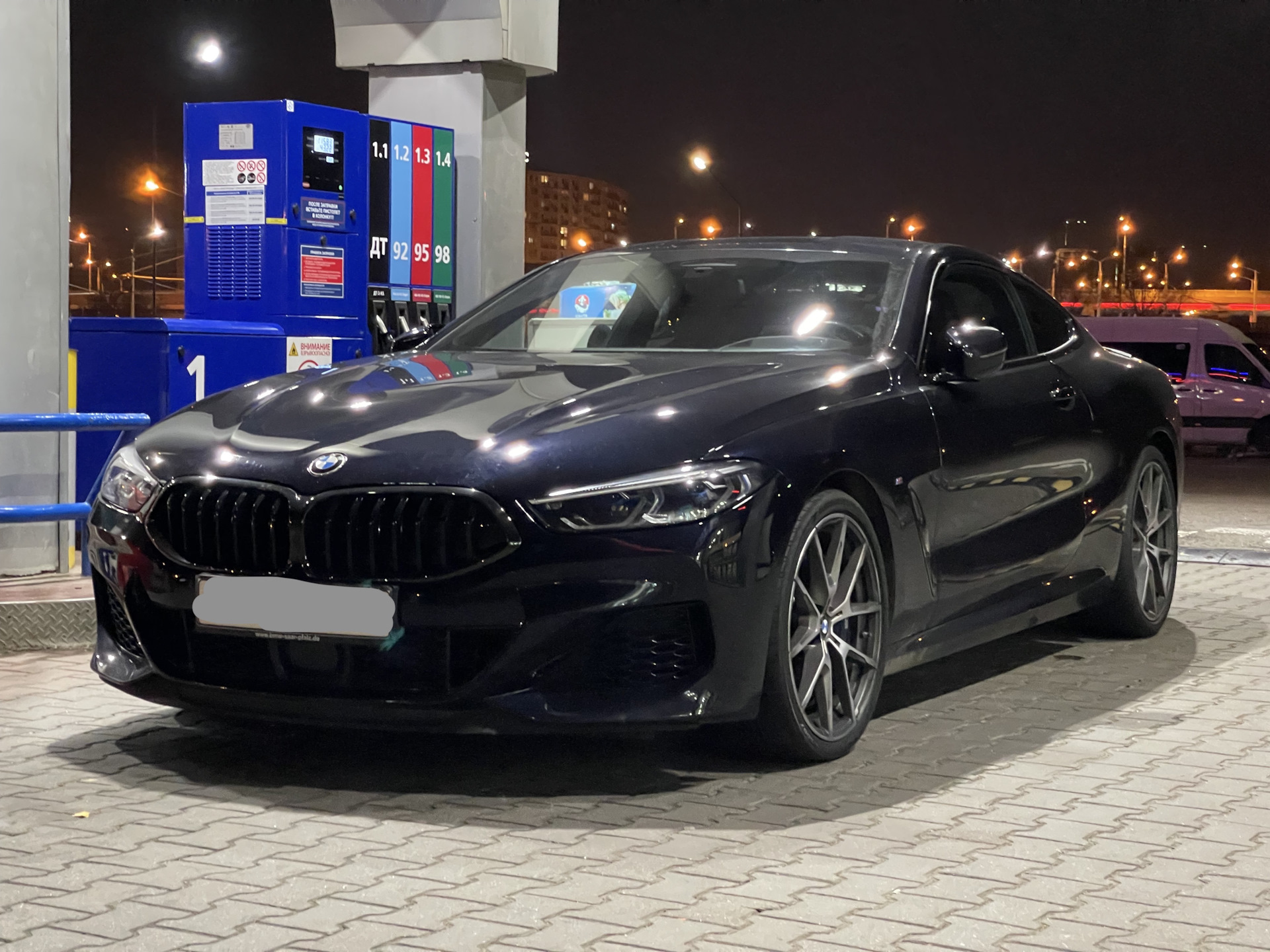 BMW 8 Series g15 черная