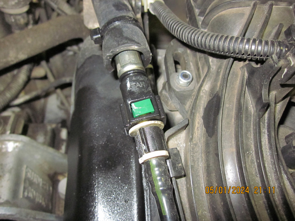 … но на самом деле течёт именно завальцованное соединение топливного разъёма со шлангом — Lada Vesta SW (1G)