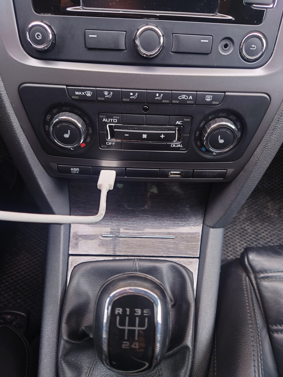 Еще один USB порт зарядки вместо заглушки. — Skoda Octavia A5 Mk2, 1,6 л,  2013 года | тюнинг | DRIVE2