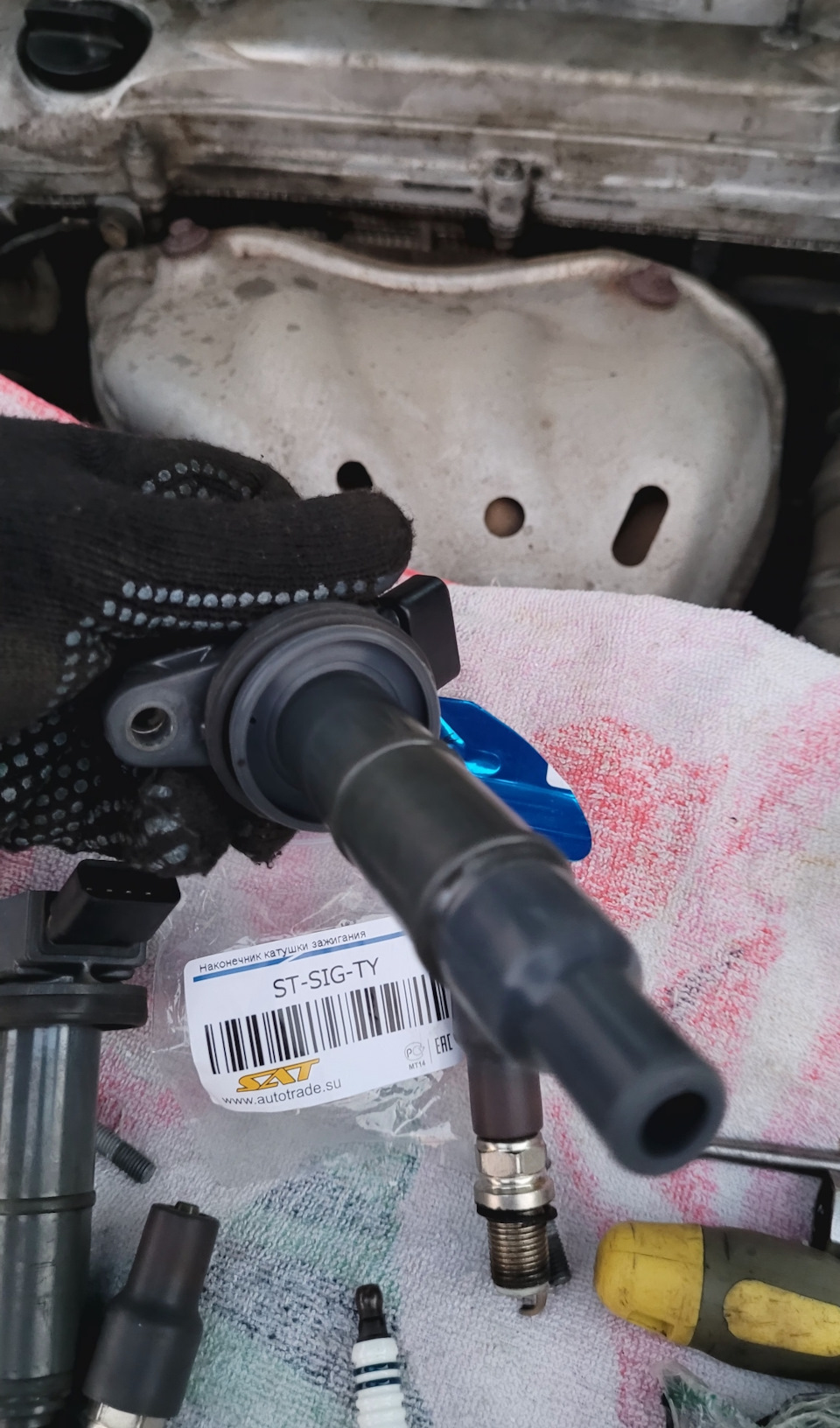 верхний уплотнитель не соответствует размеру оригинала — ставить не стал, верхние в хорошем состоянии — Toyota RAV4 (III). Запчасти на фото: STSIGTY