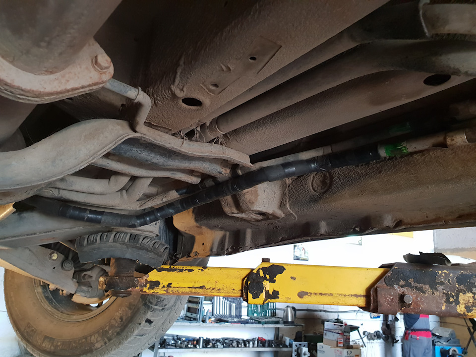 как следует в этом месте их обе заизолировал, чтоб не тёрлись. — SsangYong Rodius