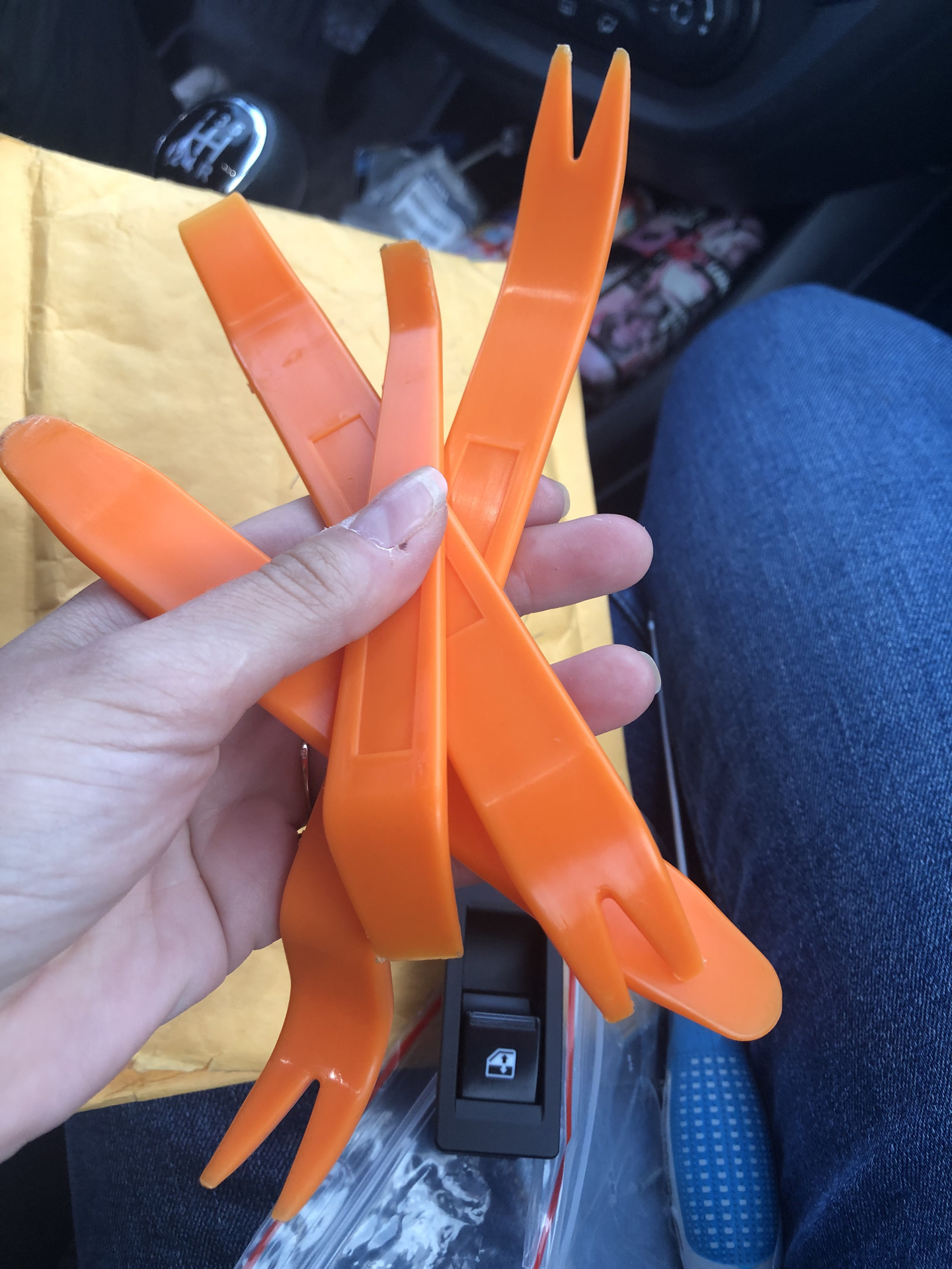 Замена кнопки водительского стеклоподъемника — Lada Vesta, 1,6 л, 2016 ...