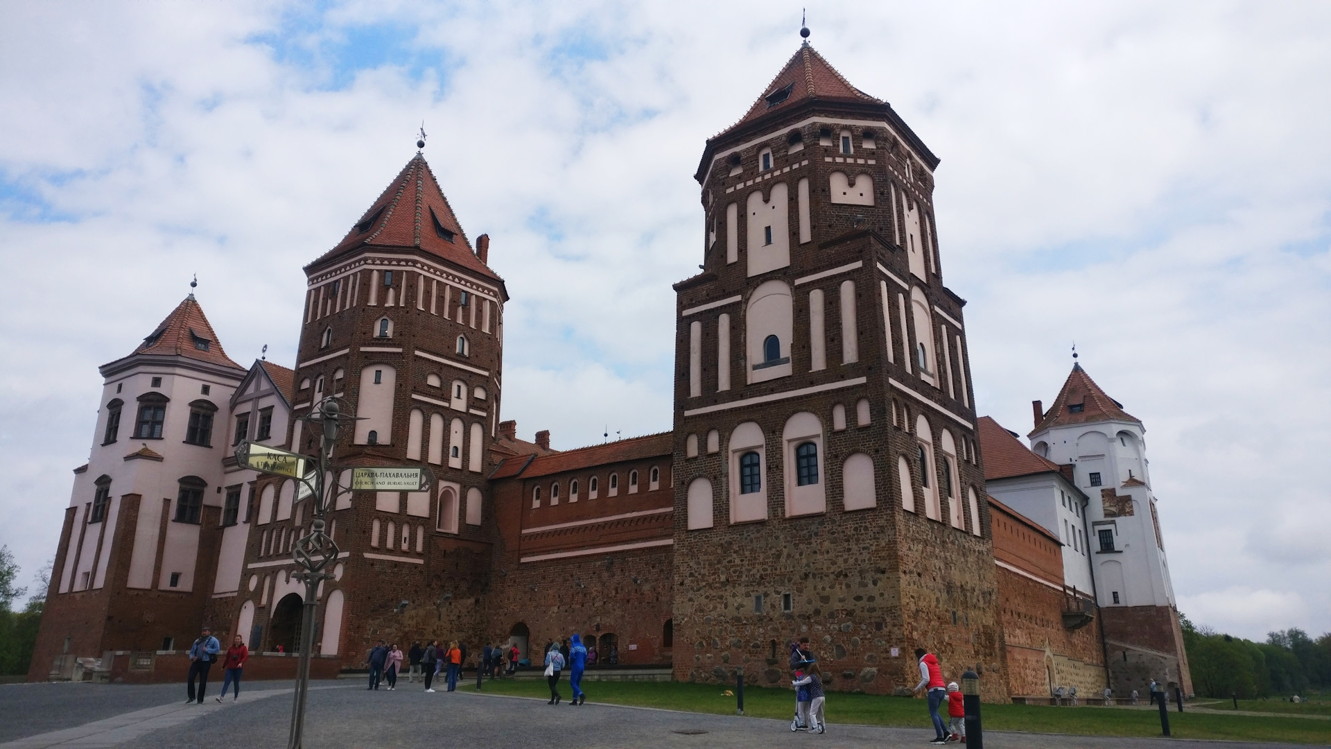 Mir castle. Мирский замок 1994. Ложечник Мирский замок. Мирский замок в Белоруссии февраль. Мирский замок в Белоруссии лестницы.