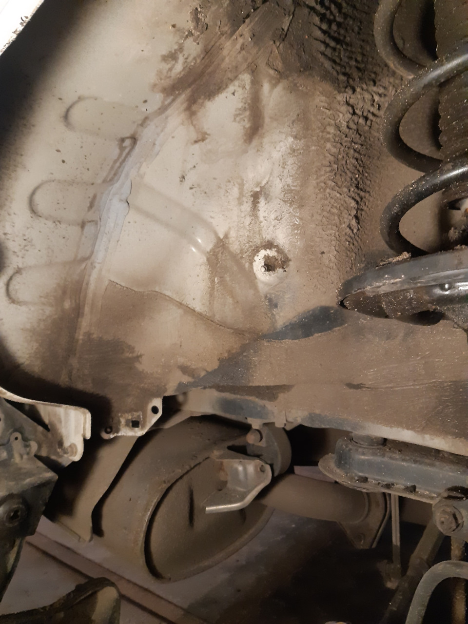 Наводим порядок под подкрылками — Toyota Camry (XV50), 2,5 л, 2016 года ...