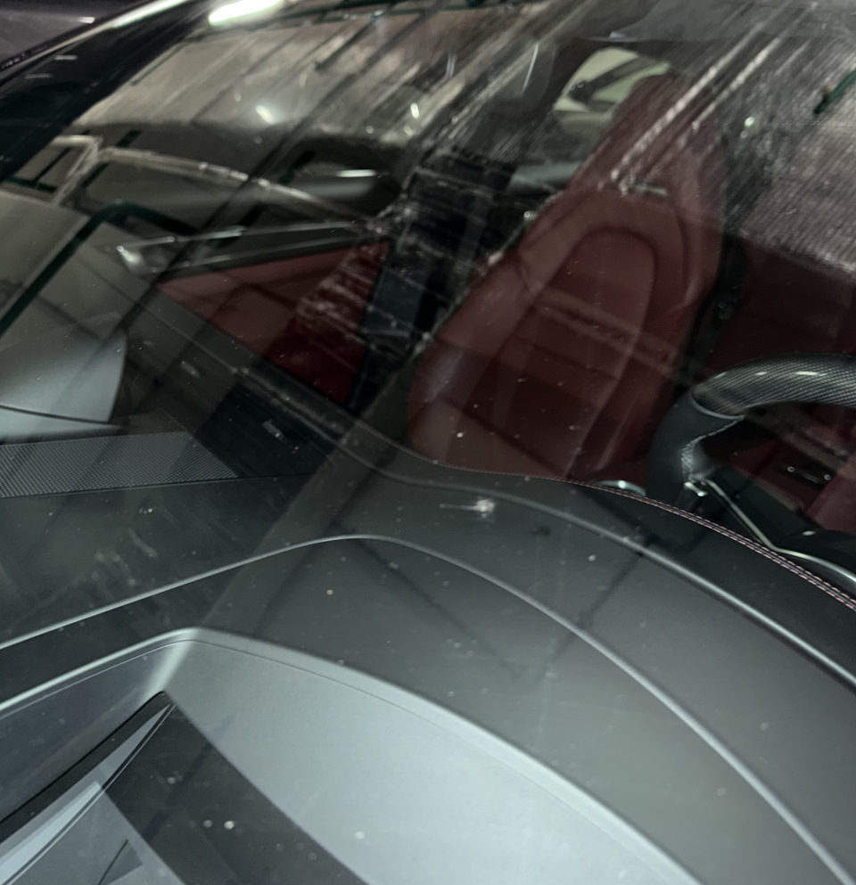 А тут еще и скол спустя 2 недели стал прям белым, жирным, и явно просит отправить лобовое стекло на покой, но думаю что уже ближе к весне буду менять. — Porsche Panamera (2G) 971