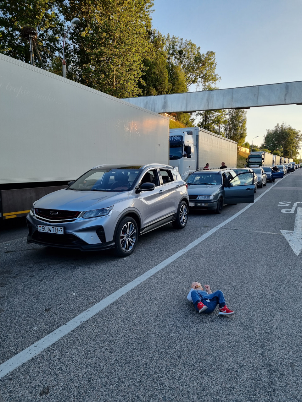 Ненасильственный протест ребенка — когда же наконец поедем? — Geely Coolray (1G). Запчасти на фото: S5084