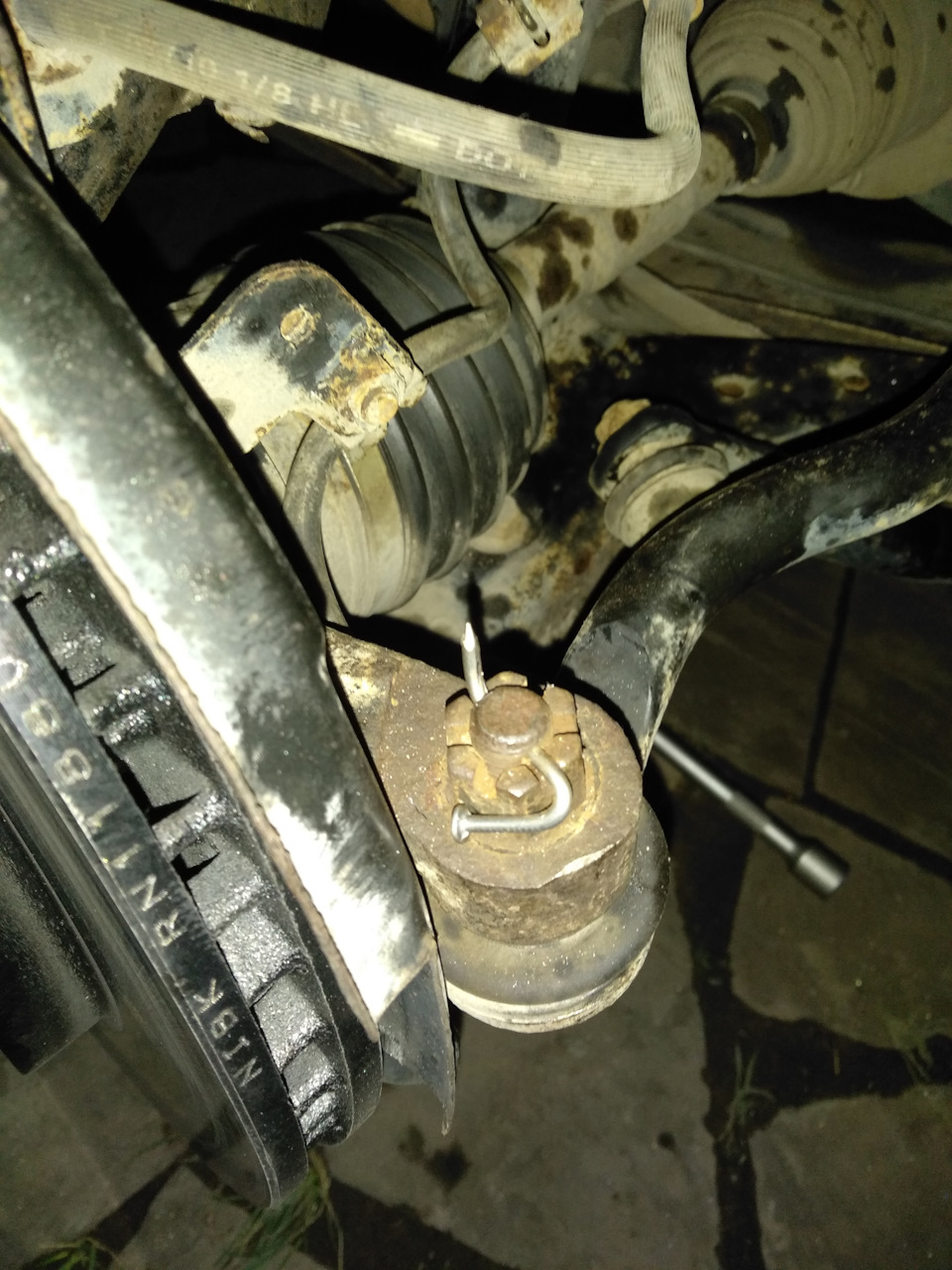 А вот те самые гвоздики вместо шплинтов((( — Mitsubishi Pajero (4G)