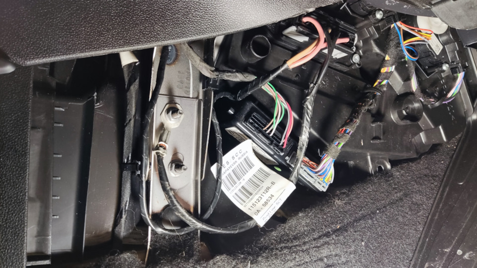 Установлено — Renault Megane IV. Запчасти на фото: 115123112R