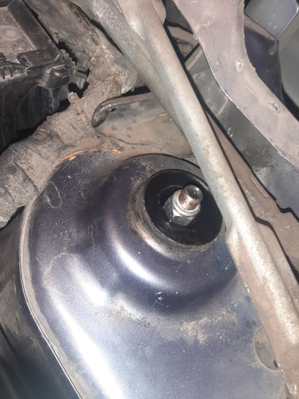 Замена опорной чашки амортизатора по типу DS — Citroen C4 (2G), 1,6 л ...