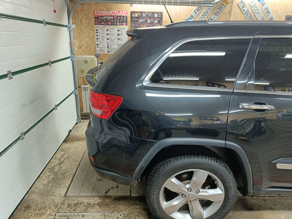 Нижний спойлер на крышку багажника — Jeep Grand Cherokee (WK2), 5,7 л ...