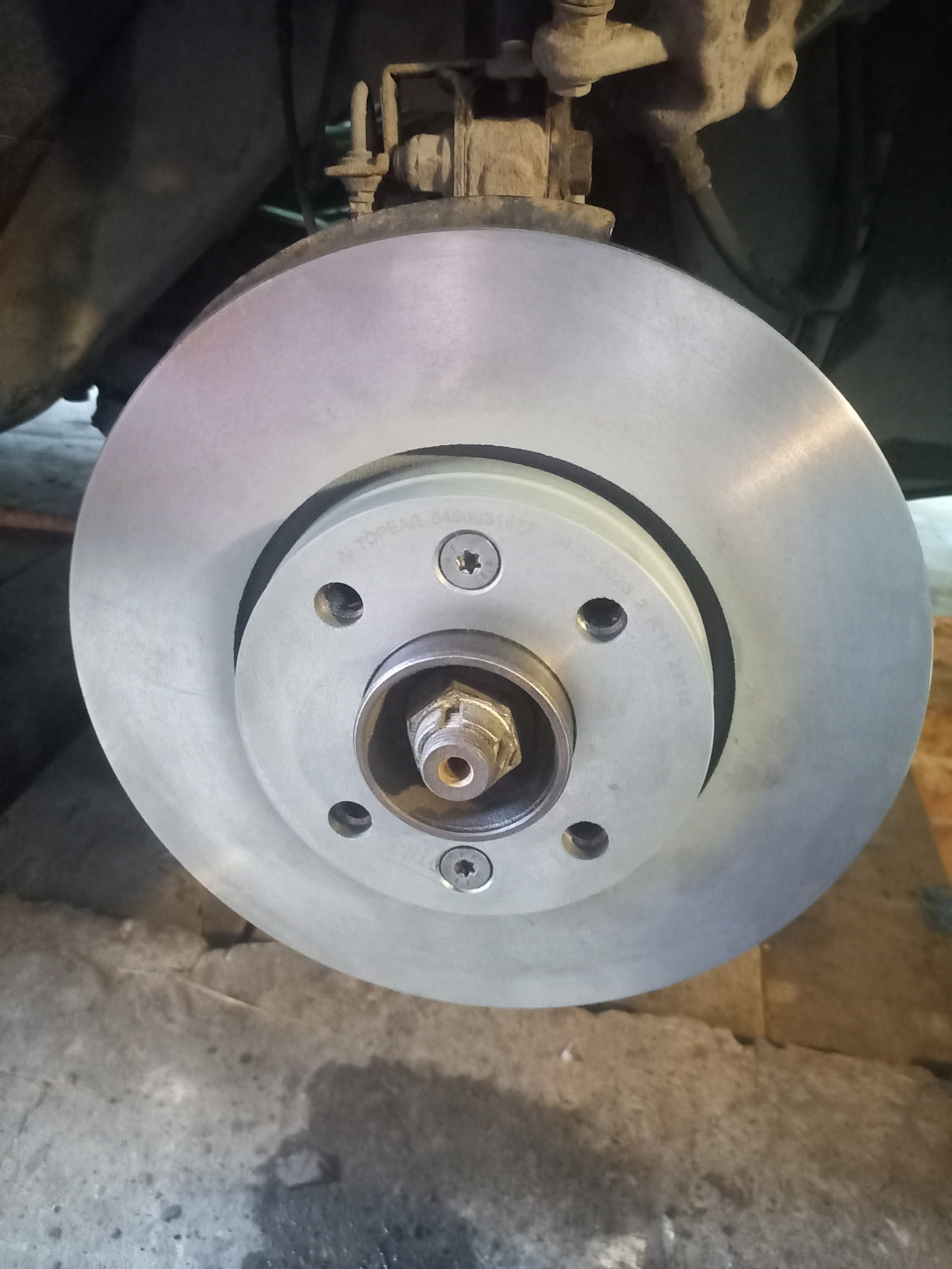 Замена тормозных дисков — Lada Ларгус, 1,6 л, 2017 года | своими руками ...