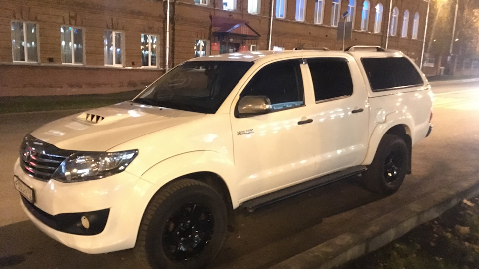 Где находится vin код toyota hilux