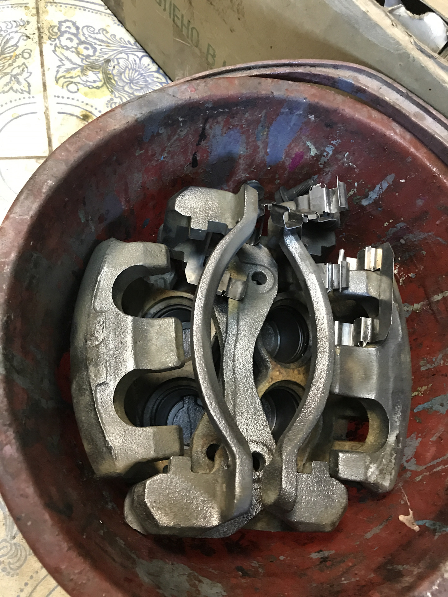 Суппорт санта фе 2000. Суппорт задний санта фе. Скоба суппорта задняя на санта фе. Mando суппорт задний левый. Суппорт хендай санта фе 2.