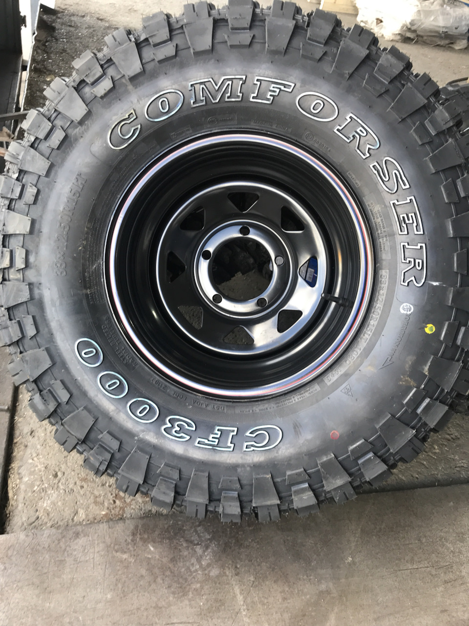 33х12,5 R15 Comforser cf3000 + диски 15х8 5*139,7 Et -40 — DRIVE2