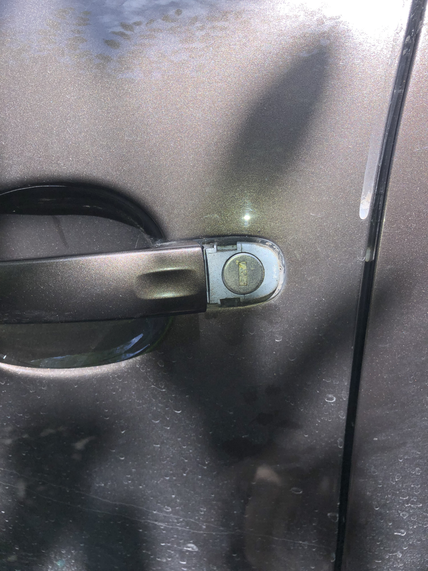 Открыть дверь volkswagen. Фольксваген Тигуан ключ двери. Водительская дверь Tiguan 2021. Ключ багажника Tiguan. Фольксваген Тигуан открывание двери ключом.