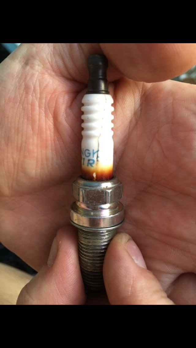 Кольцо на изоляторе свечи. Коричневые свечи клавиатура. Свечи зажигания желтый налет на изоляторе. Изолятор свечи каризма. Кольцо на изоляторе свечи.