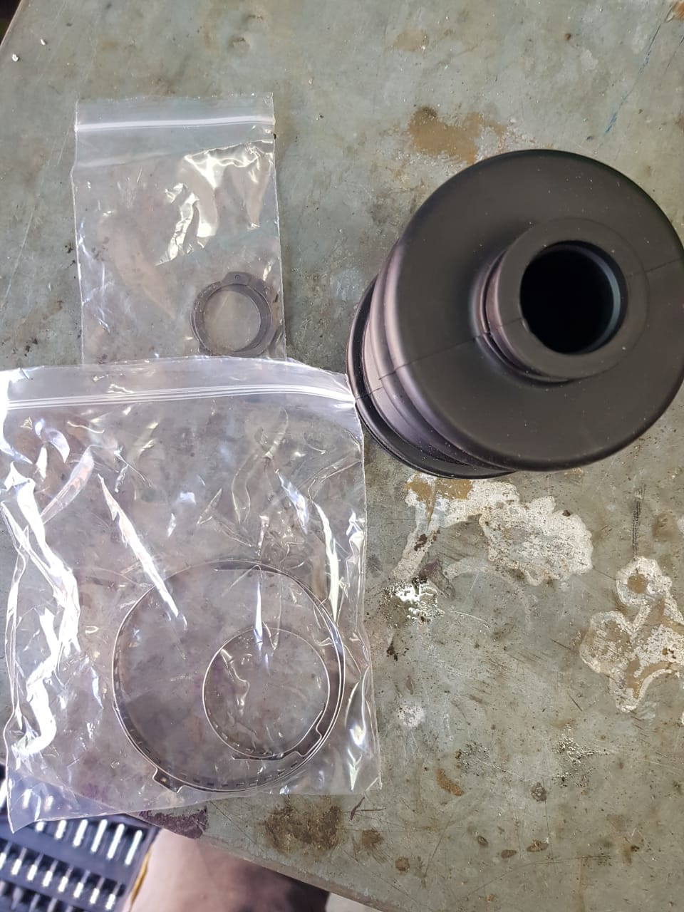 17. Замена пыльника ШРУС правого наружнего — Mitsubishi Pajero Pinin, 2 ...