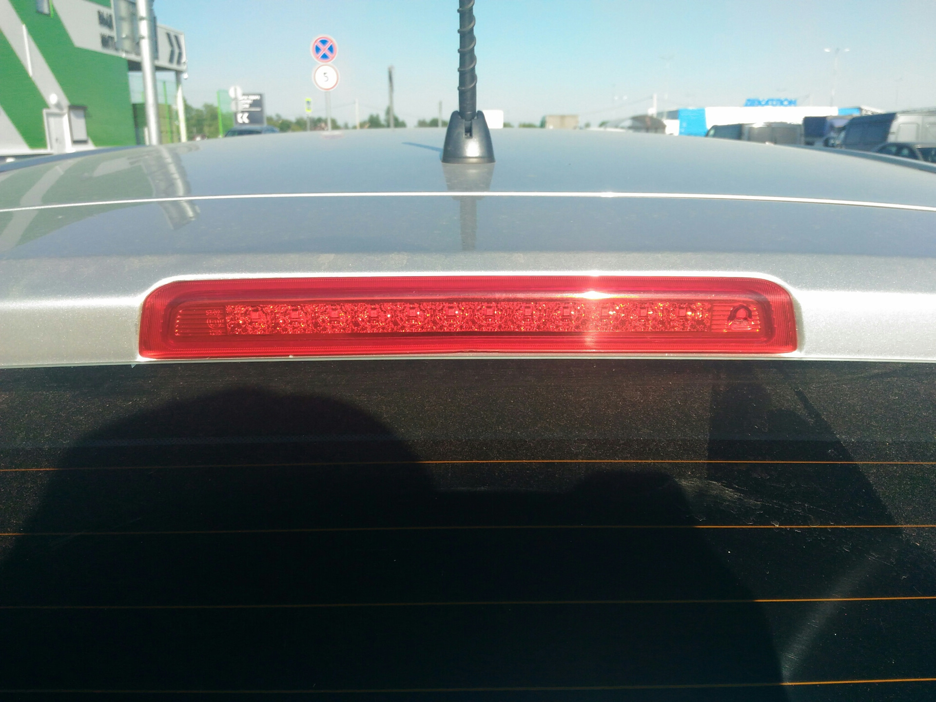 Задний доп стоп сигнал. Задний повторитель стоп сигнала Хендай i30. Дополнительный стоп сигнал акцент ТАГАЗ. Дополнительный стоп сигнал Hyundai Accent. Стоп сигнал Hyundai i30 2013.
