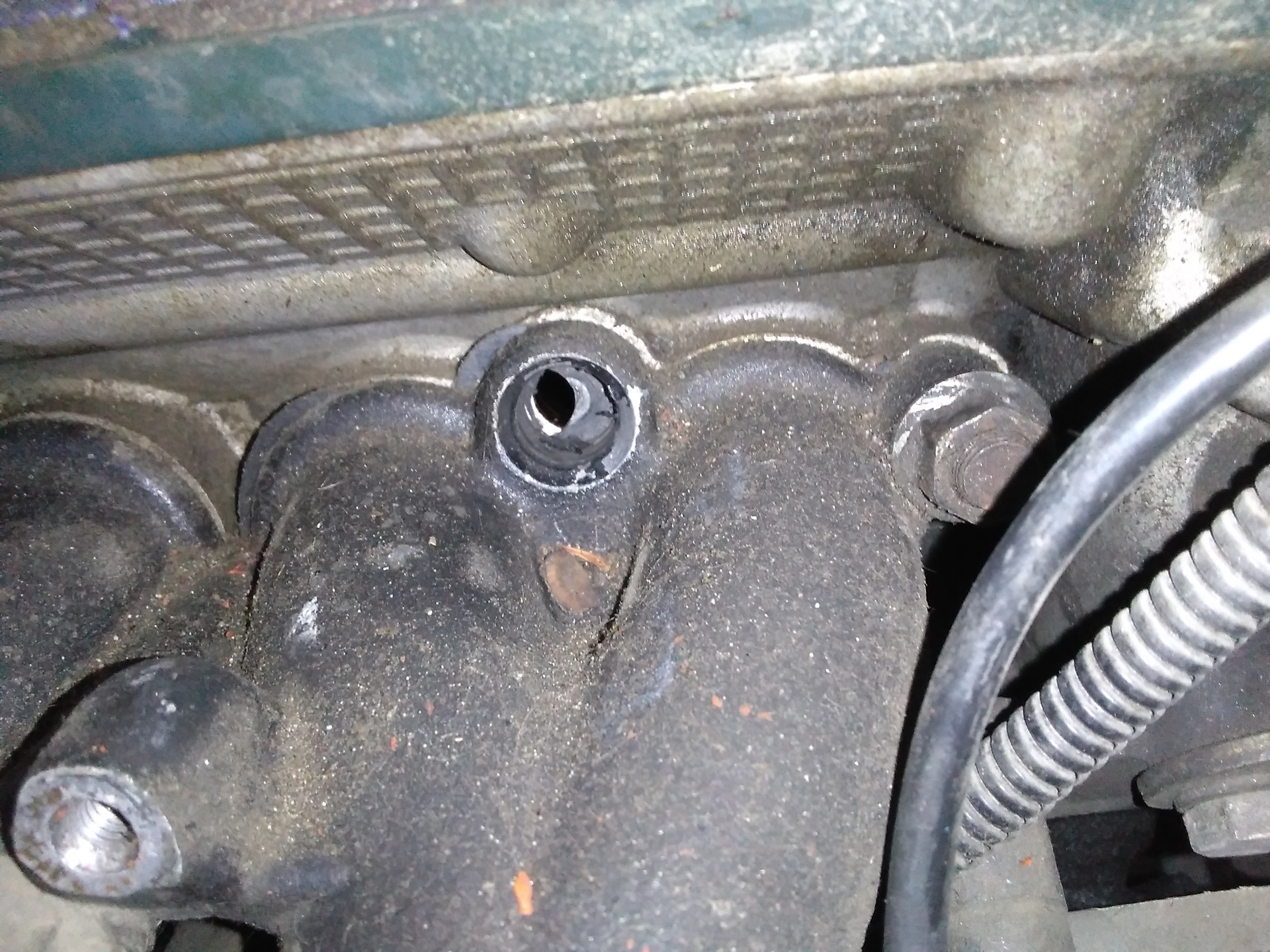 Подсос воздуха дымогенератором. Подсос воздуха 2112. Электрический насос с трубками рекстон. Форсунка ниссан р11. Подсос воздуха через форсунки.