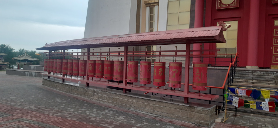 Это молитвенные барабаны, их нужно вращать по часовой стрелке. Внутрь барабана вложены тысячи мантр. Вращение барабана приравнивается к чтению верующими этих мантр и служит для очищения кармы. Очищение кармы — вообще главное, чем занимаются буддисты. — Jeep Cherokee (KL)