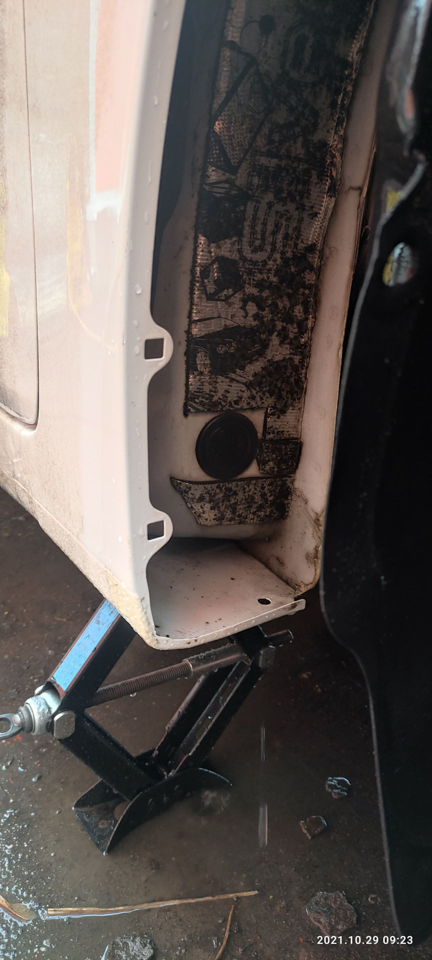 Чистка передних колесных арок — Hyundai Solaris, 1,6 л, 2015 года ...