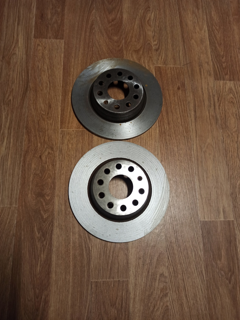 4 2012 года. Тигуан 2 задние тормозные диски. 1k0615601ad. Диски задние тигуан. Колодки 06133.