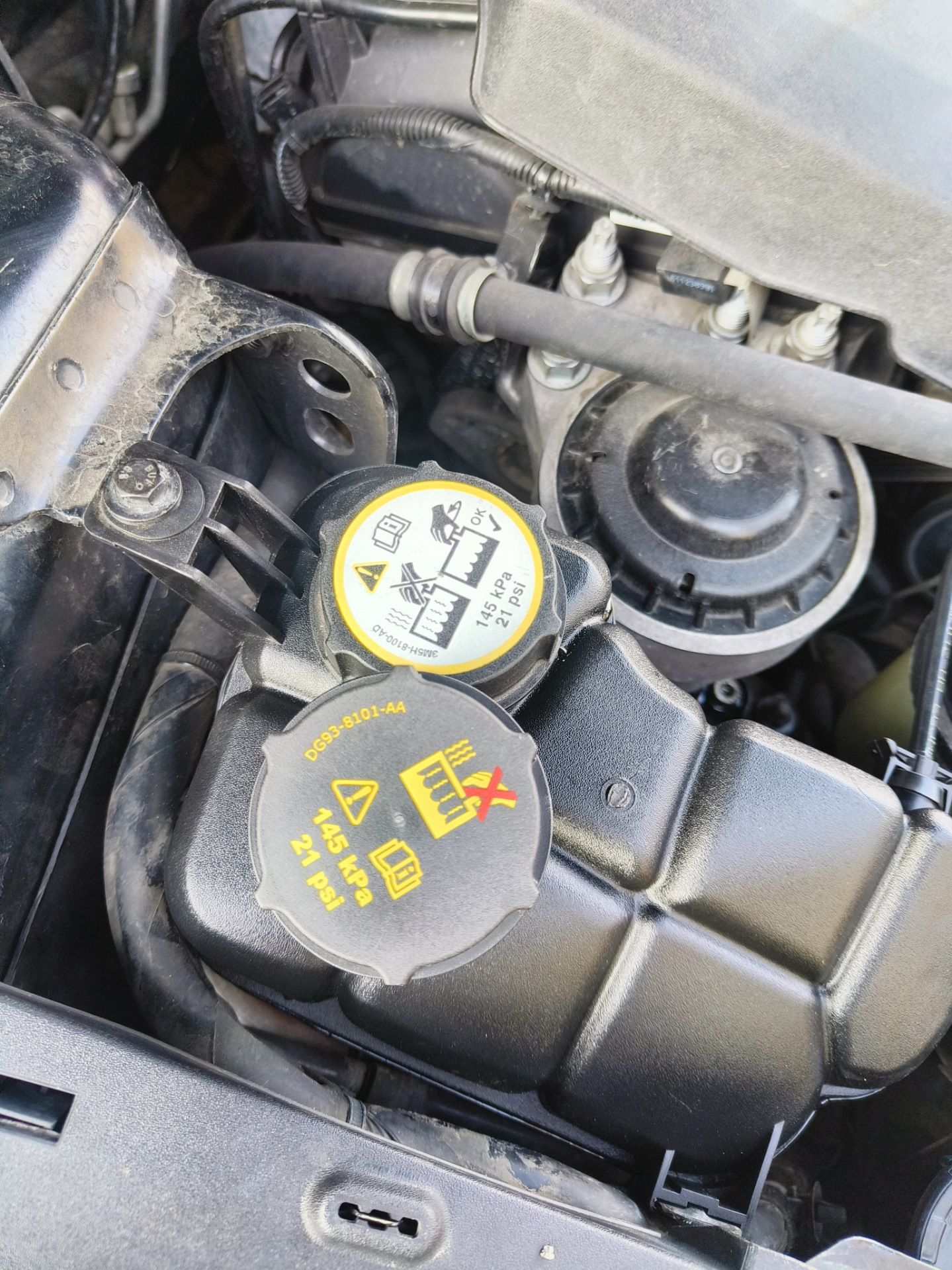 Замена расширительного бачка и крышки — Ford Mondeo IV, 2 л, 2011 года ...