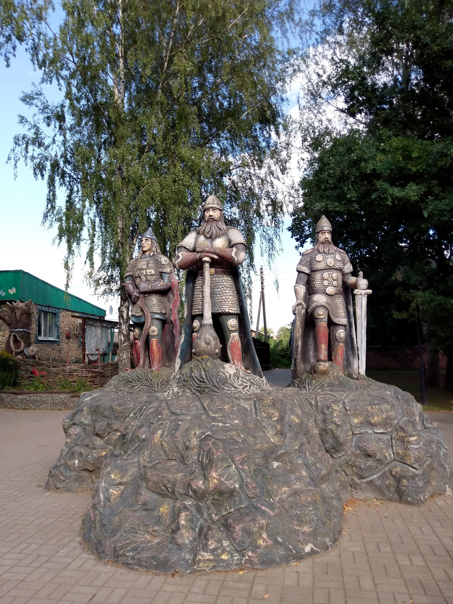 Козельск население. Город Козельск Калужской области. Музей заповедник Козельск. Достопримечательности Козельска Калужской области. Козельск три богатыря смотровая площадка.