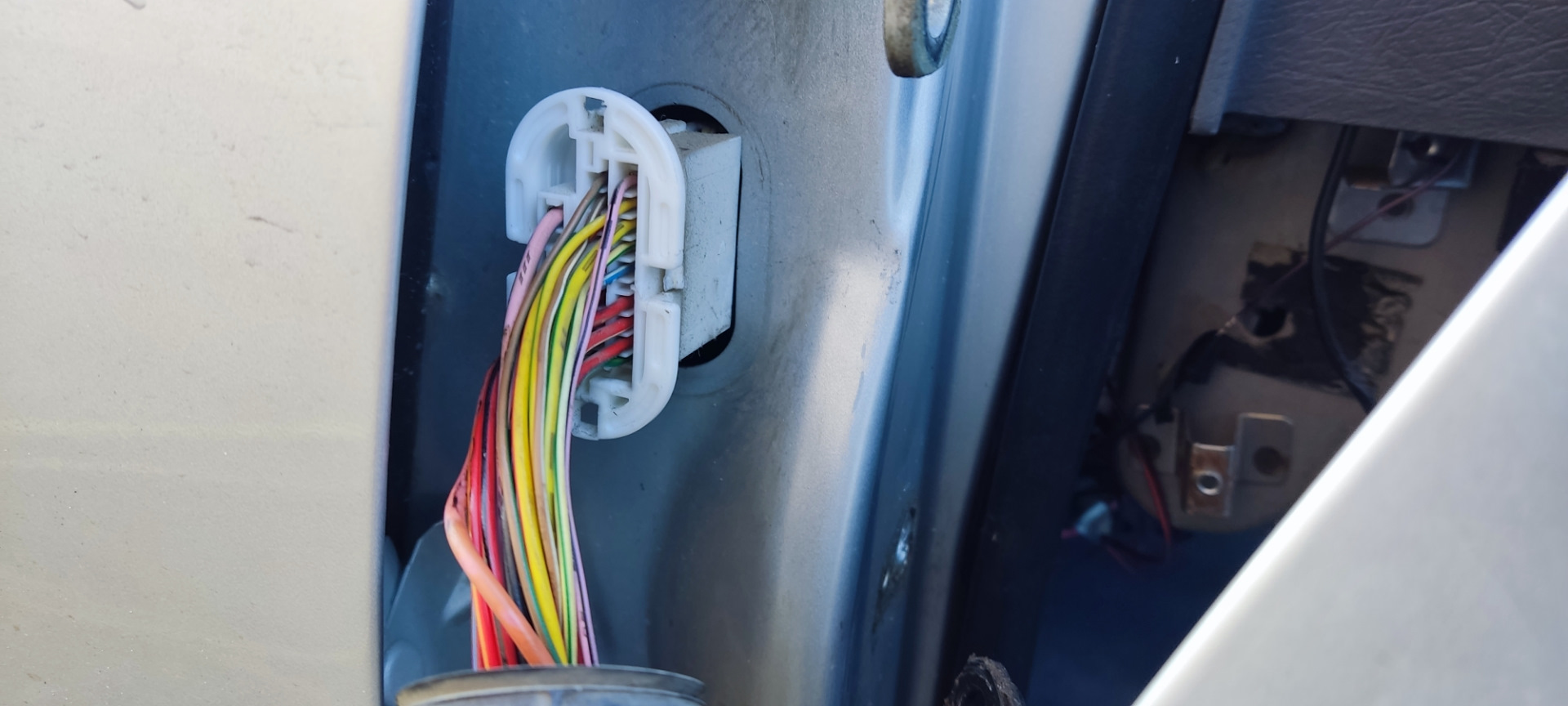 #3 протяжка акустических проводов в двери — KIA Spectra, 1,6 л, 2007 ...