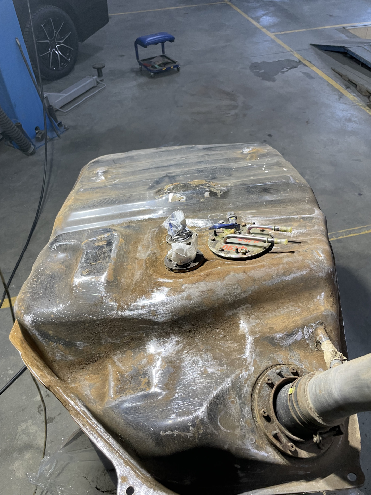 Бензобак по ходовой красим — Toyota Mark II (70), 2,5 л, 1986 года ...