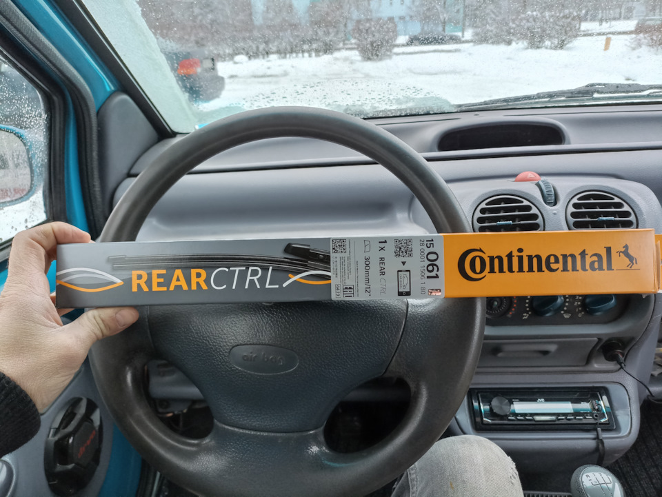 Дворник Continental, выглядит дорого — Renault Twingo I. Запчасти на фото: 1506180