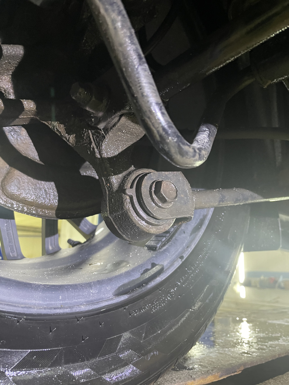 Замена сайлентблоков продольных рычагов — Lexus ES (XV60), 2,5 л, 2013 ...