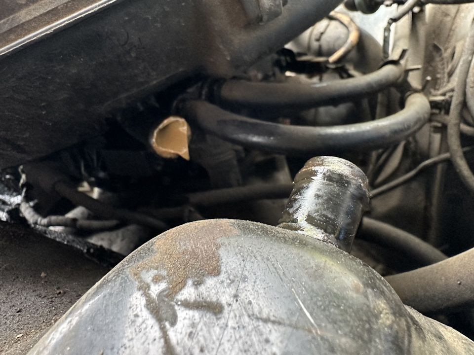 Замена подушки моновпрыска, патрубка вентиляции картера — Audi 80 (B3 ...