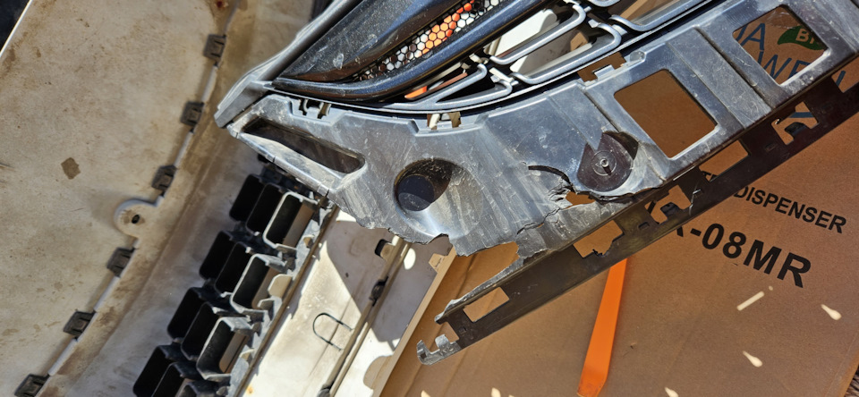 Вот отколот не хилый кусок. Не ну это же не повод менять ее на новую. Честно слово.) — Opel Corsa D