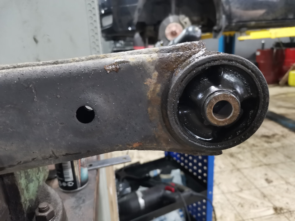 Сайлентблоки ниженего рычага — Hyundai Grand Starex, 2,5 л, 2010 года ...