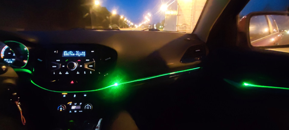 По дороге будучи пассажиром, баловался подсветкой. Все же интересная штука, хоть немного разбавляет интерьер и добавляет индивидуальности авто. Кстати, моя супруга настоящий герой. На механике от Тверской области до Тульской сама ехала, штурмовала МКад и Подмосковье. Горжусь! — Lada Vesta SW Cross (1G)