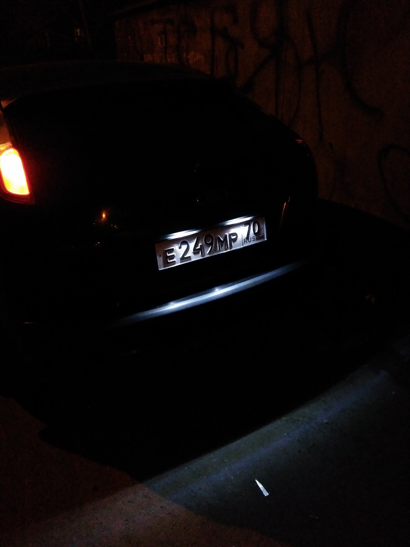 Подсветка номера — Ford Focus Hatchback II, 1,4 л, 2006 года ...