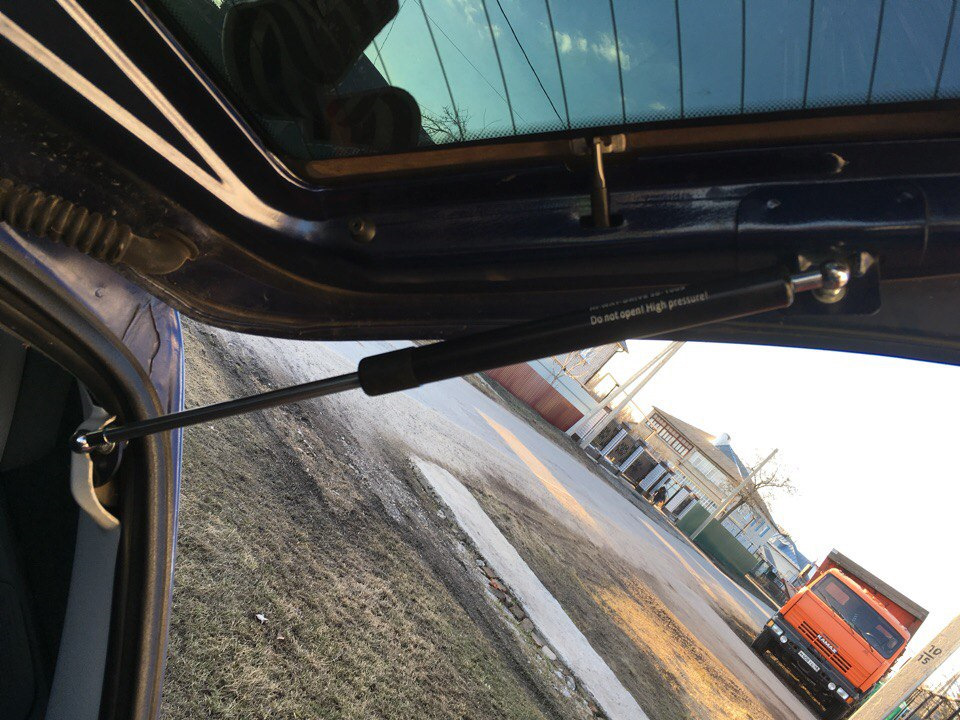 Амортизатор багажника лада калина. Упор задней двери калина. Газовые упоры багажника лада калина 2 универсал. Амортизатор багажника. Амортизатор двери задка (вилка).