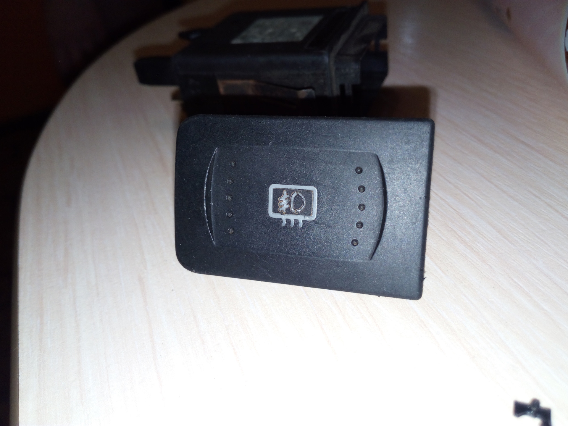 Кнопка обогрева заднего стекла 2190. Кнопка птф круглая с подсветкой. Кнопка противотуманных фар тойота камри. Кнопка противотуманных фар сузуки sx4. Кнопка туманок.