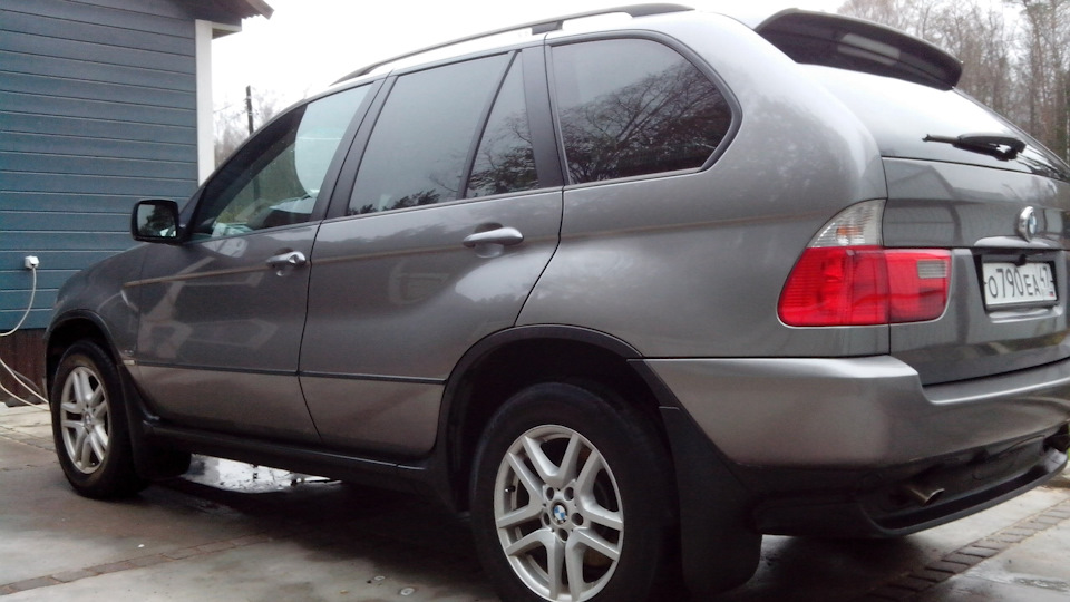 Помыл и одел задние брызговики — BMW X5 (E53), 3 л, 2005 года | мойка ...