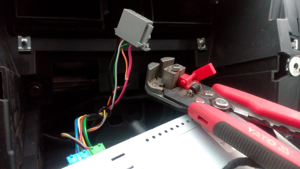 лада гранта 2011 acc замок. магнитола без ключа дацун. фото внутренности одноразки puff plus куда какие провода подключены. как сделать магнитолу без зажигания гранта. Lada granta разъём автомагнитолы.